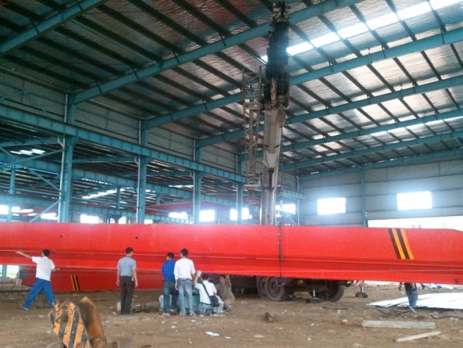 湘鄉明誠機械公司16噸行車吊裝現場